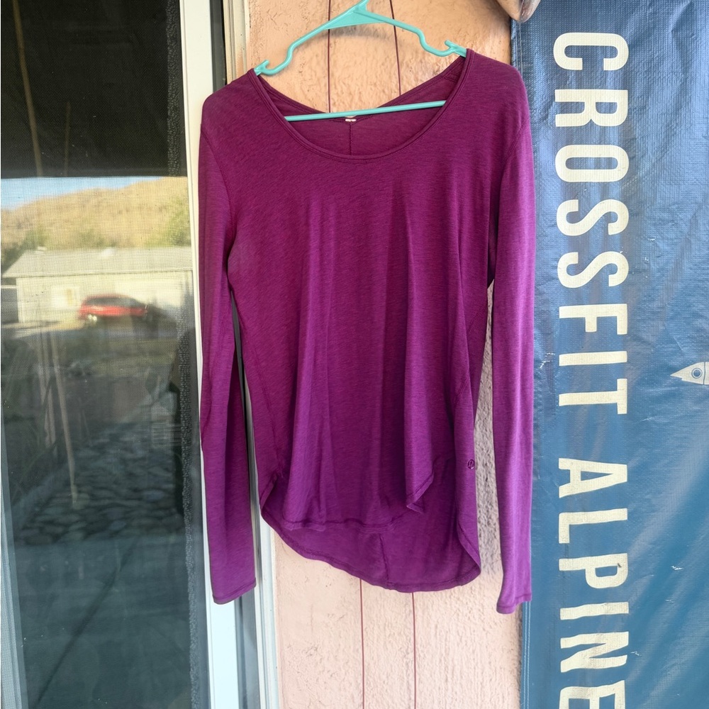 Women’s long sleeve lululemon with finger holes